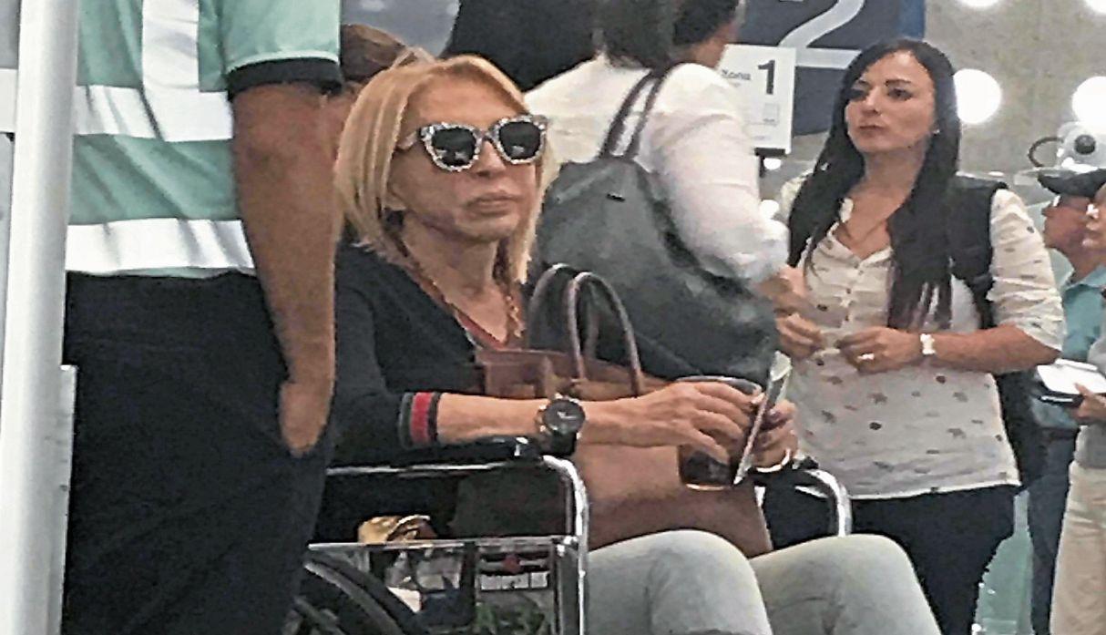 Laura Bozzo es captada en silla de ruedas