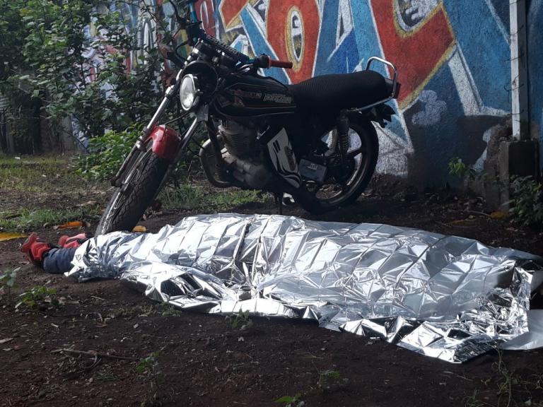 Motociclista muere estrellado contra un árbol y una pared en el barrio Costa Rica