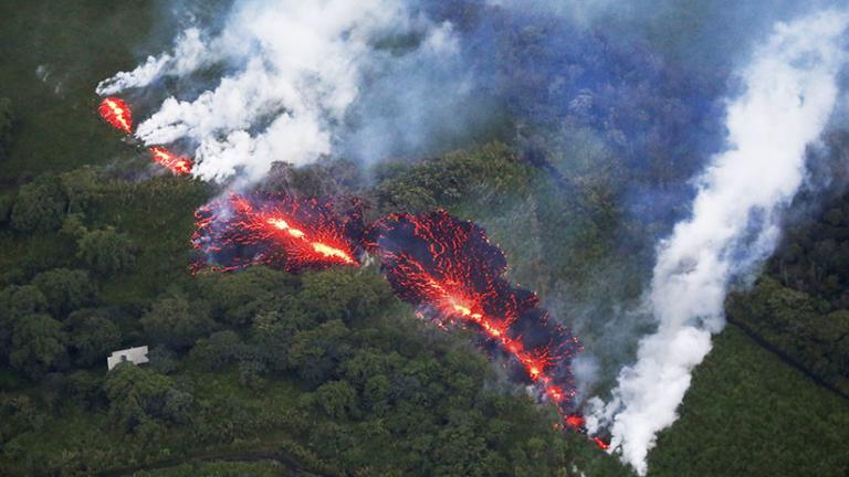Aficionados graban bombas arrojadas por volcán Kilauea, en Hawái
