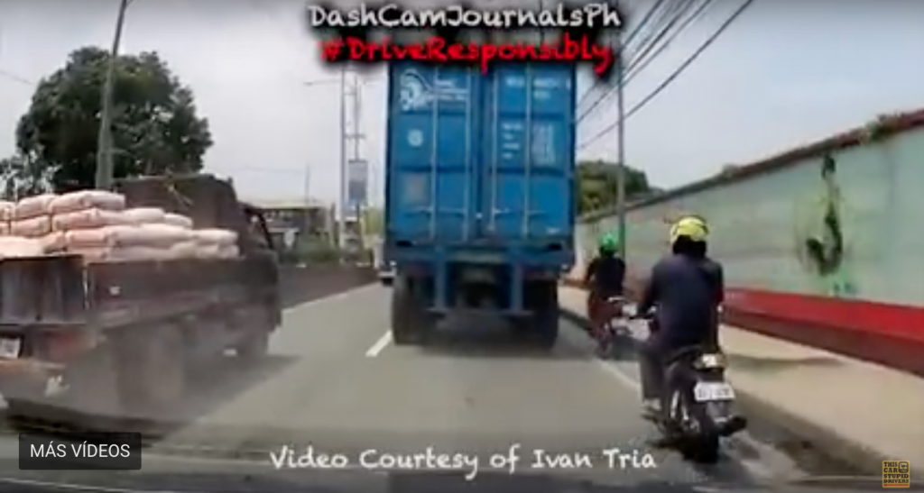 Un motociclista está contando el cuento de milagro tras un aparatoso accidente en Filipinas