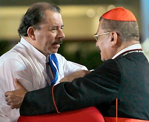 Daniel Ortega junto al Cardenal Obando y Bravo