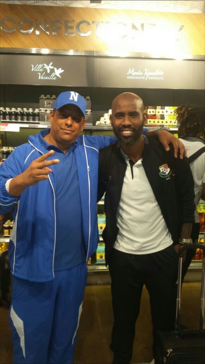 Felipe Baloy con un miembro del staff galactico de Tu Nueva Radio YA