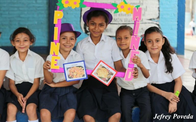 Entregan merienda escolar en Centro Educativo República de Canadá