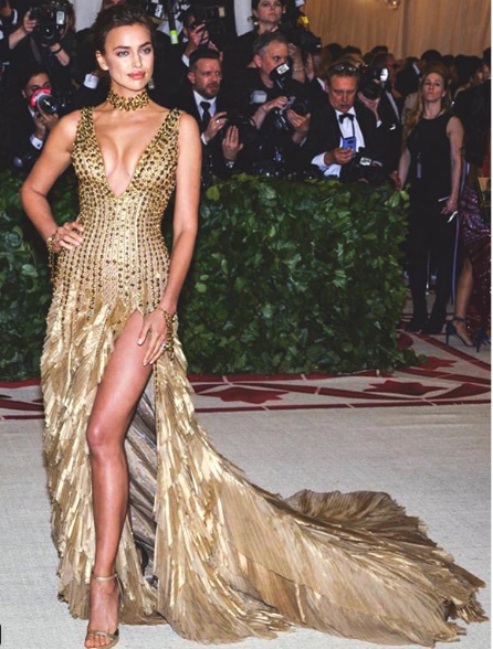 Irina Shayk muestra su apoyo a Rusia con espectacular desnudo