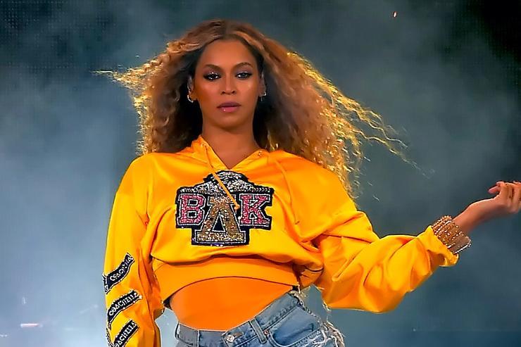 Beyonce tuvo que ser rescatada durante un concierto en Polonia