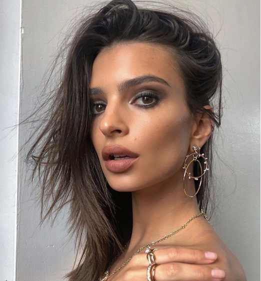 Emily Ratajkowski deslumbra con espectacular figura en playas de Miami