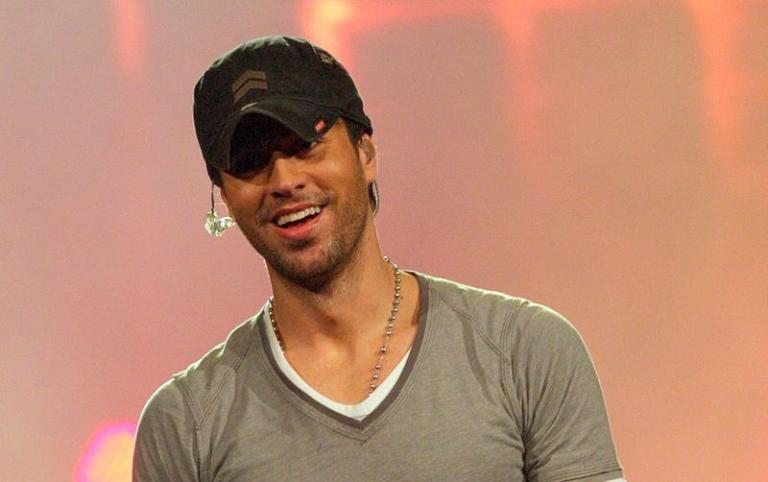 Enrique Iglesias derrite a sus seguidores en video con su pequeña hija