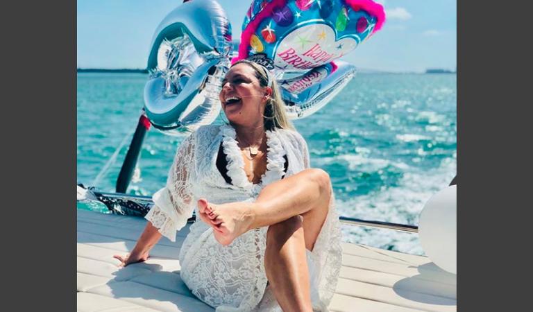 Critican a Maluma por organizarle una extravagante fiesta de cumpleaños a su mamá