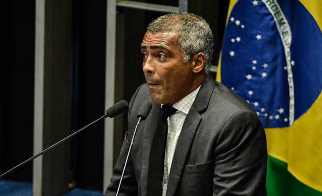 La Fiscalía de Río de Janeiro embargó dos autos de lujo y un yate al ex-futbolista, Romario