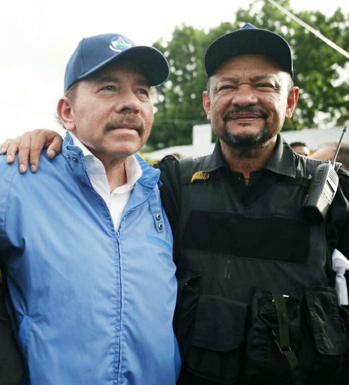 El Presidente Daniel Ortega junto al Comisionado General Ramón Avellán