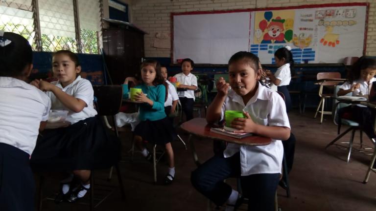 Entrega de la merienda escolar en una escuela de Diriomo