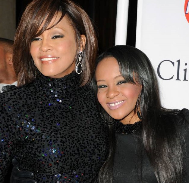 Joven que encontró inconsciente a la hija de Whitney Houston murió por sobredosis