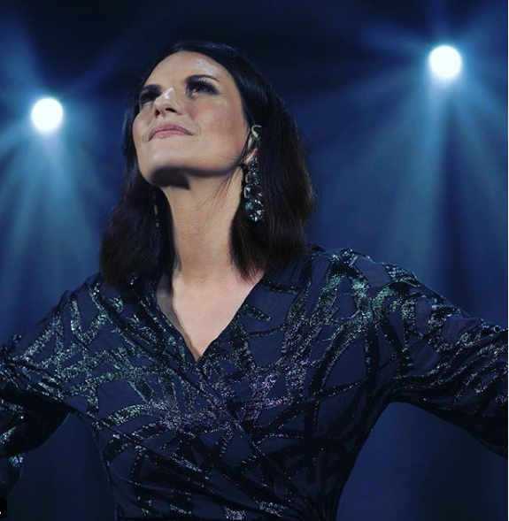 Fanática golpea a Laura Pausini en pleno escenario
