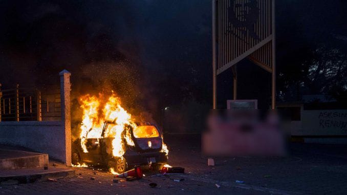 Quema de vehículo en CARUNA durante el fallido Golpe de Estado en Nicaragua 2018