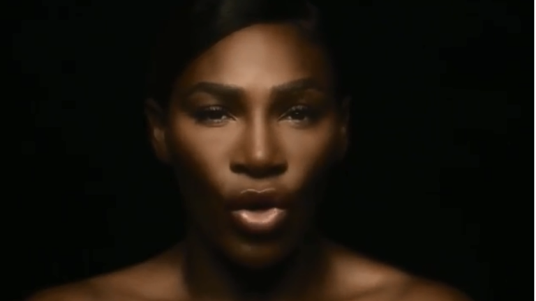 Serena Williams aparece en topless en una campaña contra el cáncer
