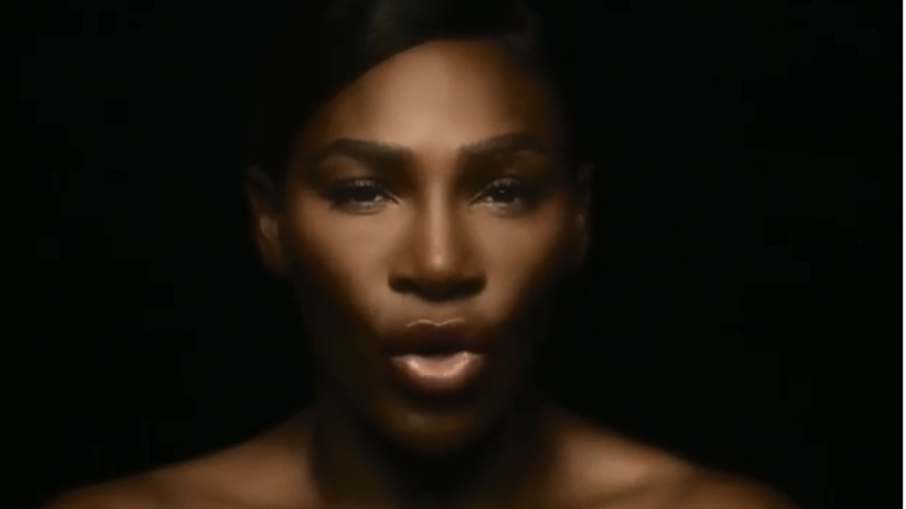 Serena Williams canta en topless