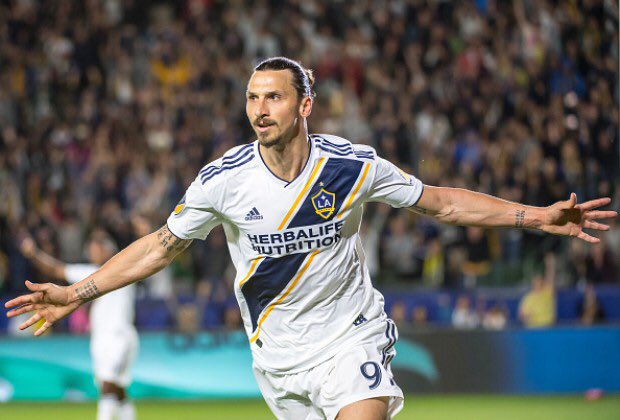 Zlatan Ibrahimovic celebra su gol número 500