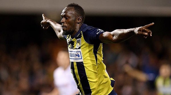 Usain Bolt es por primera vez titular y anota dos goles