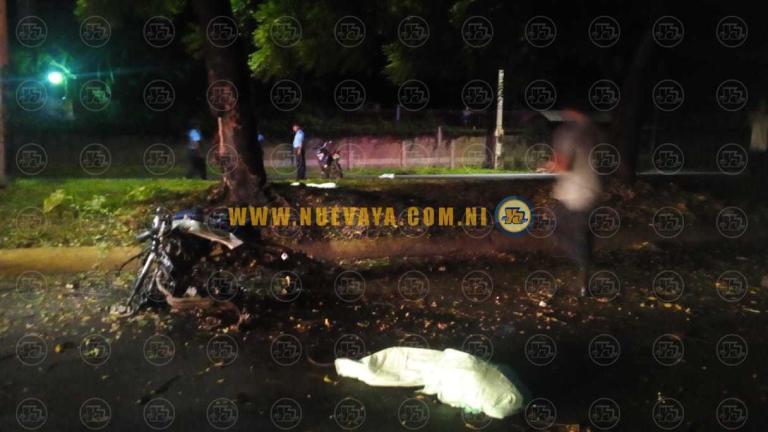 Motociclistas perecen desmembrados al impactar con árbol en carretera a Masaya