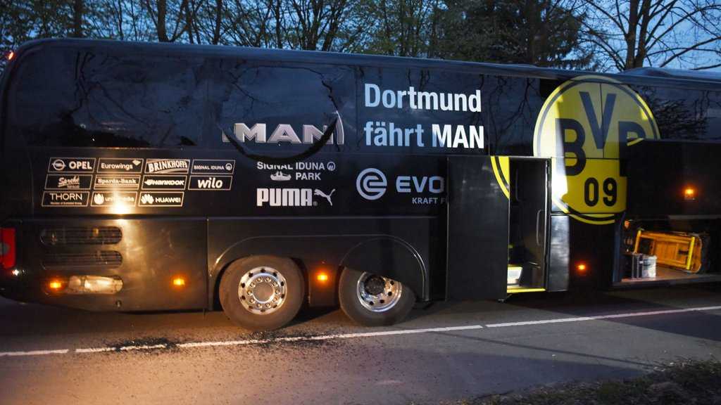 Este es el bus del Borussia Dortmund que fue atacado con una bomba