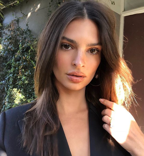 Emily Ratajkowski y sus extrañas poses para tomar el sol