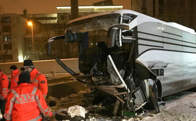 Una mujer murió y 44 personas resultaron heridas en un accidente de bus en Suiza