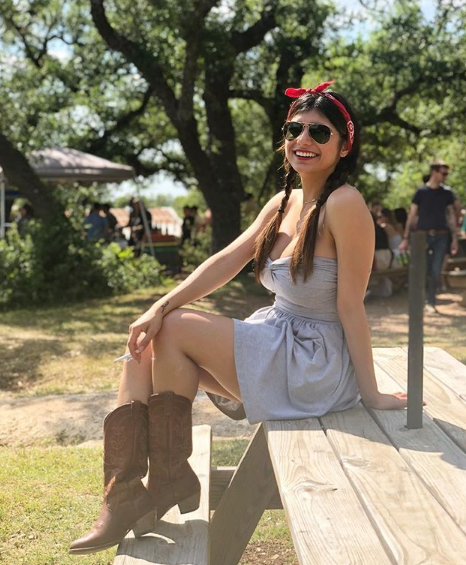 Mia Khalifa presume sus hermosos implantes en sensual lencería