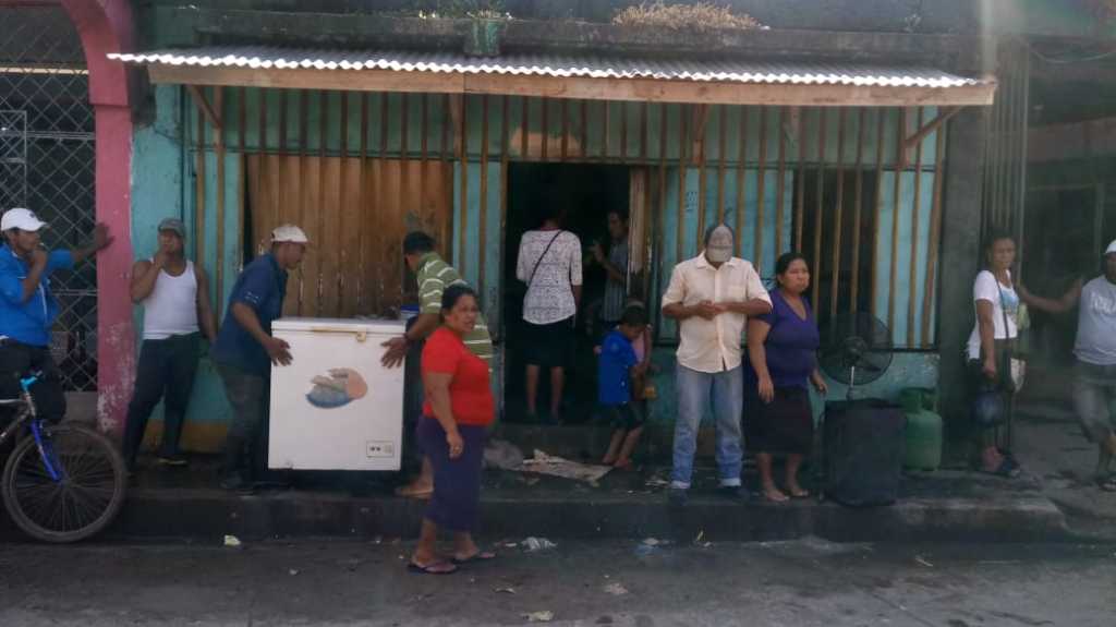 Venta de comida y de frito de cerdo en la Calle Colón de Bluefields