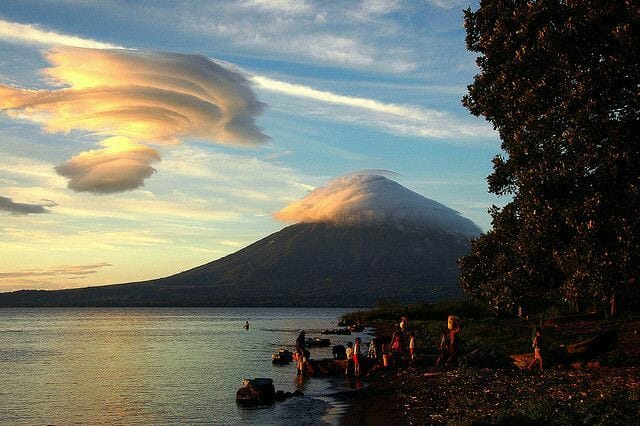 Familias en las aguas del lago de Nicaragua en la Isla de Ometepe