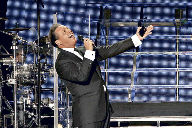 Sonidista exige 300 mil dólares por «microfonazo» que le asestó Luis Miguel durante concierto en Panamá