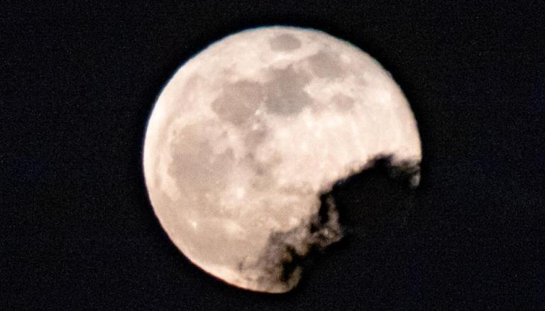 Un asteroide pasará cerca de la Tierra mientras aparece la última superluna