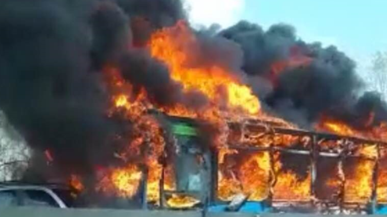 Resultado de imagen para conductor quema un bus italia