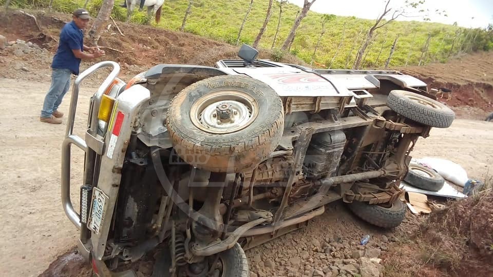 Imagen de la camioneta volcada placas de Matagalpa 06-697