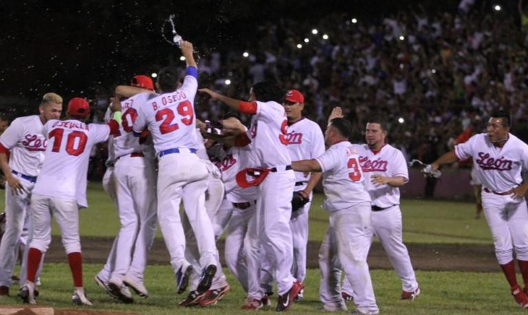 Leones devoran a los Dantos y Olivas empata récord nacional de triples
