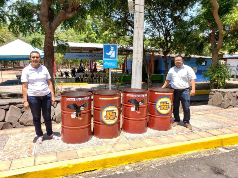 Tu Nueva Radio YA y Cubas Eléctrica entregan depósitos de basura en El Trapiche y Granada