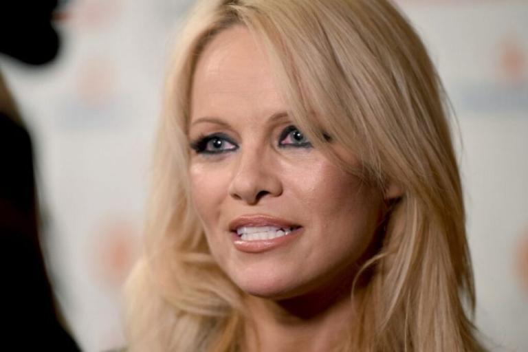 Pamela Anderson tilda al Reino Unido de ser “la perra” de Estados Unidos por permitir arresto de Julián Assange
