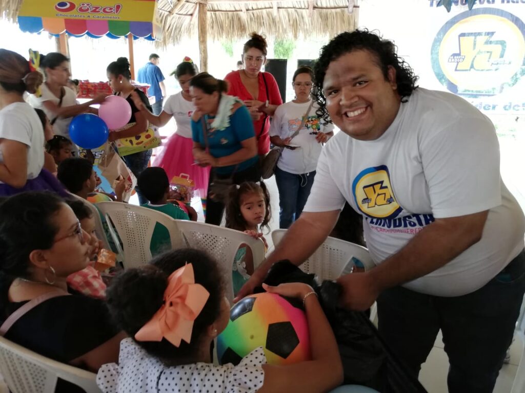 Tu Nueva Radio Ya también agradece el patrocinio de restaurante Los Maderos, y otras empresas que nos apoyan 