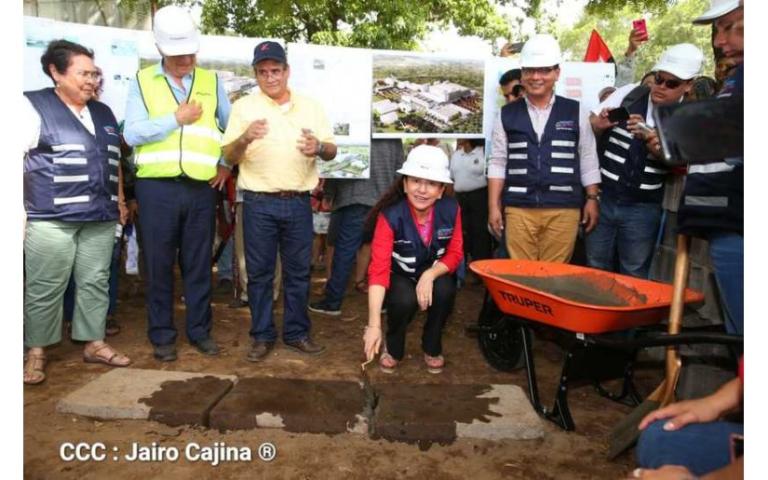 Colocan primera piedra del nuevo hospital en León