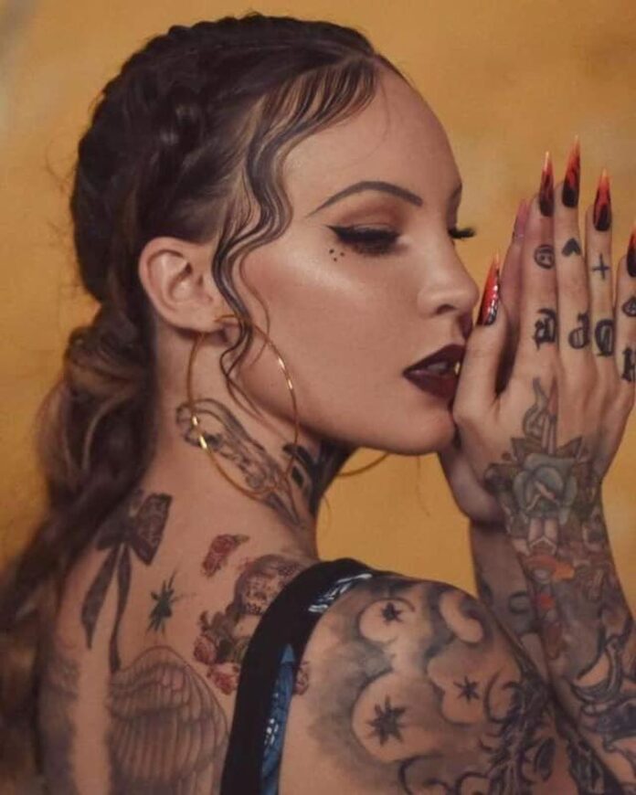 Belinda se tatuó todo el cuerpo y cuenta por qué lo hizo