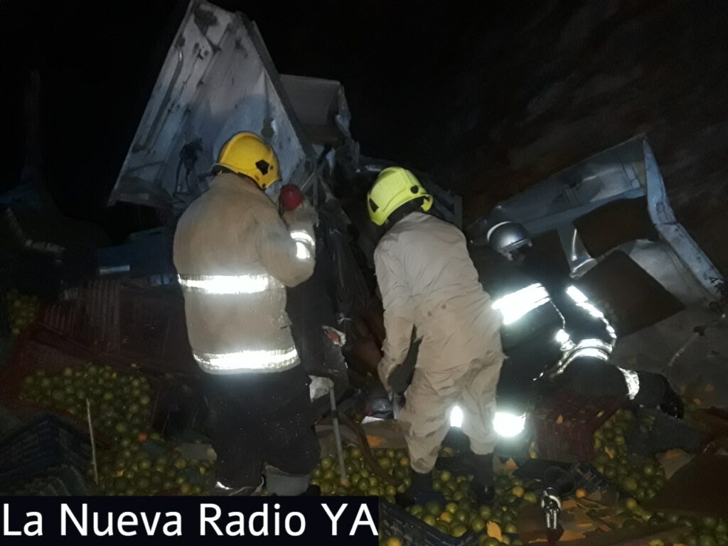 Dos nicas murieron y dos resultaron heridos al volcarse un camión cargado de naranjas en Honduras