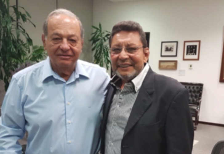 Bayardo Arce junto al empresario mexicano Carlos Slim