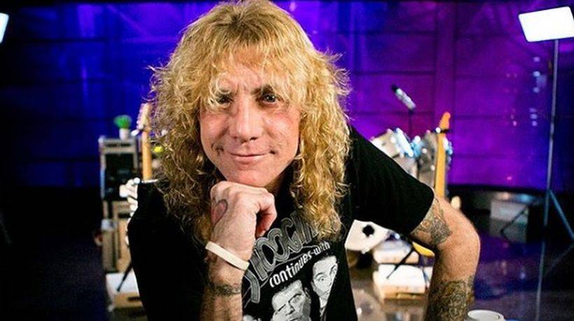 El ex baterista de Guns N 'Roses, Steven Adler, fue internado por apuñalarse a sí mismo