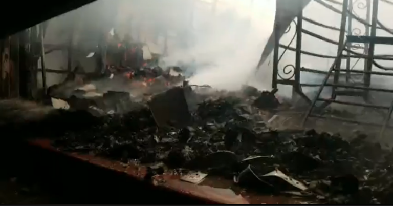 Incendio causado por supuesto cortocircuito devora 9 tramos en el Mercado Oriental