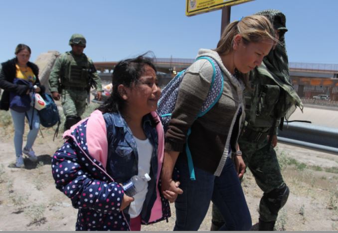 Las nicaragüenses detenidas estaban llorando porque fueron separados ya que parte de su familia si logró pasar al otro lado