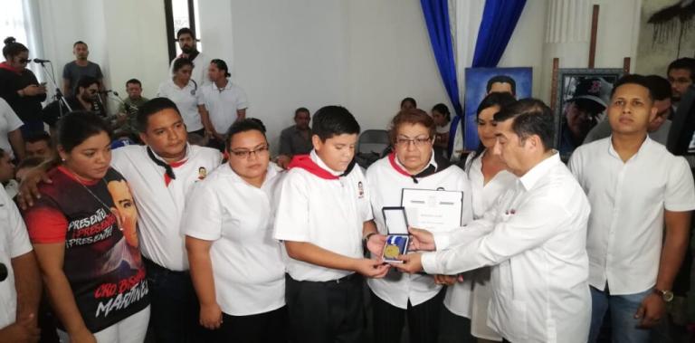 Entregan a familiares del compañero Bismarck medalla municipal «Año del Bicentenario, Leal Villa de Managua 1819-2019»