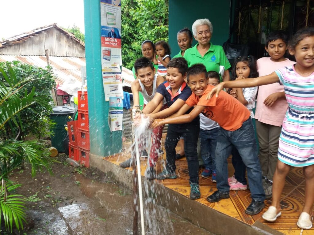 El agua es un recurso muy importante, debemos cuidarla