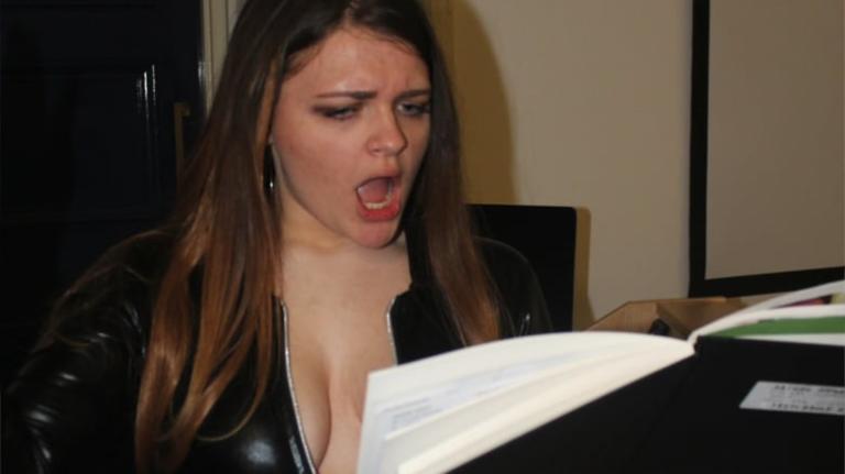 Chavala paga sus estudios con la venta de vídeos donde sale estornudando