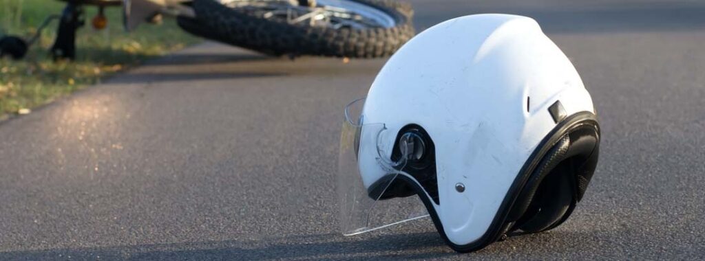 Imagen Referencial, casco de motocicleta en un accidente de tránsito