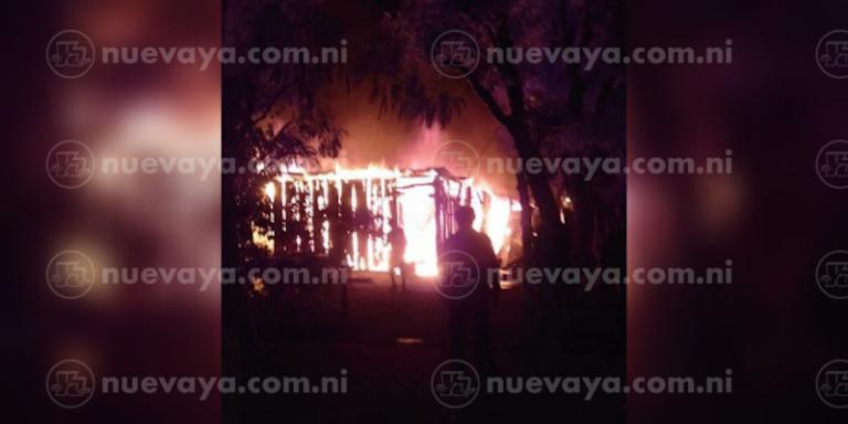 Incendio destruye vivienda de humilde reparador de bicicletas en Potosí
