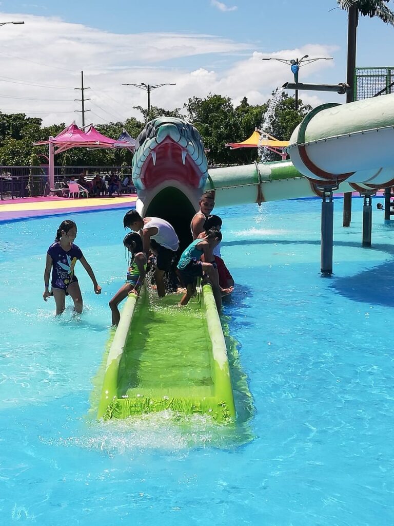 Feliz los niños disfrutando del Parque